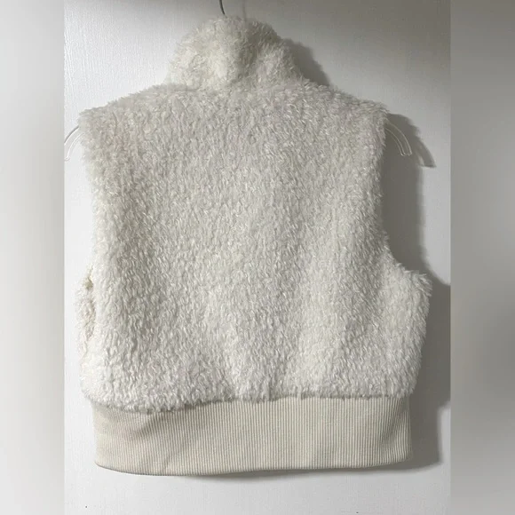 NWT Wallflower Women’s Ivory Faux Fur Vest - Picture 3 of 5